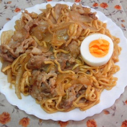 玉ねぎと豚バラ肉のちょっと寂しい焼きラーメン♪でも肉い～っぱい入れたからボリューミーで美味しくて満足♡ランチにしたけどコレおつまみに良いね～(*^_^*)